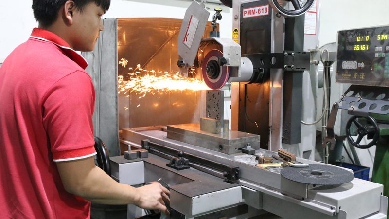 在选择吹塑模具代理加盟商时，应关注以下模具性能指标：