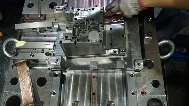 高精度模具配件：标准件选型的关键考量**